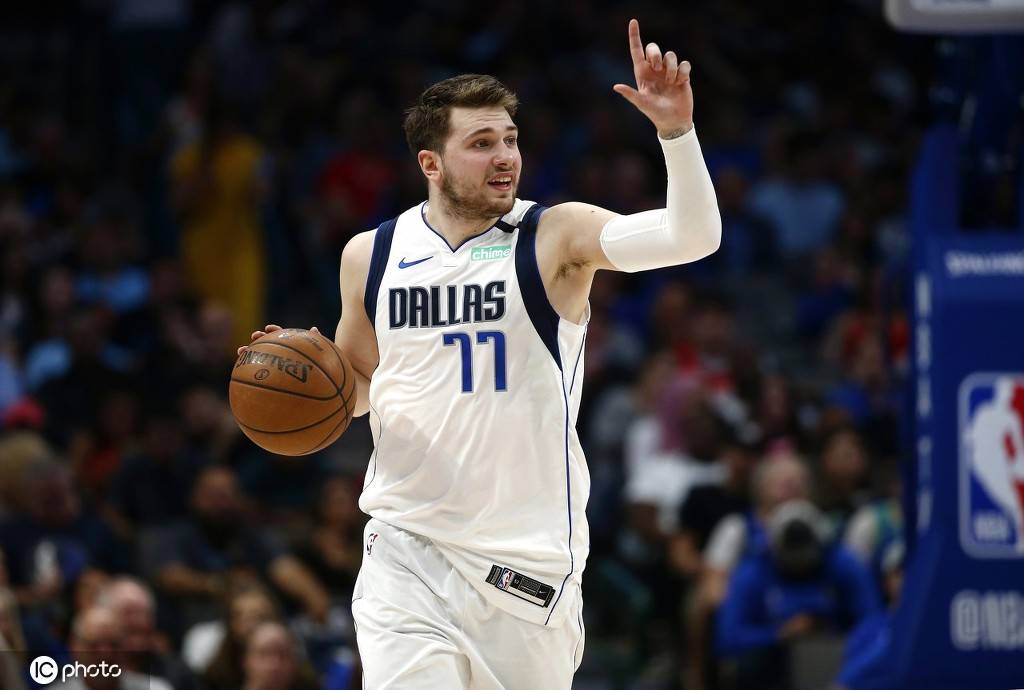  东契奇生涯首个60+三双，独行侠加时险胜马刺  